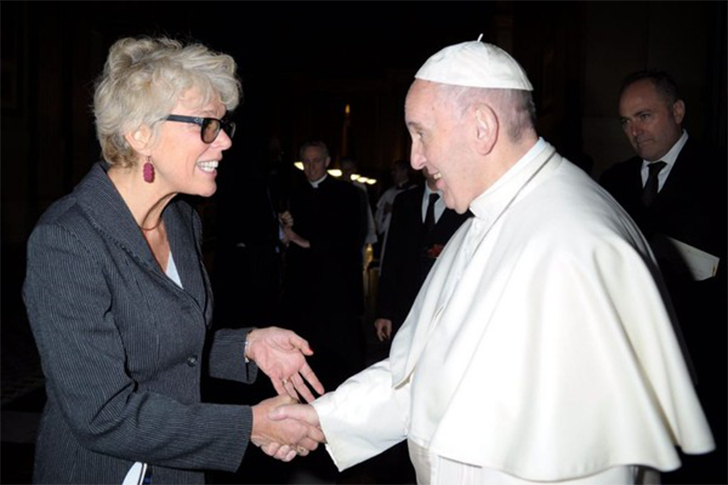 Papa Francisco cumprimenta Cristiane Murray, em imagem de arquivo (Foto: Vatican News)