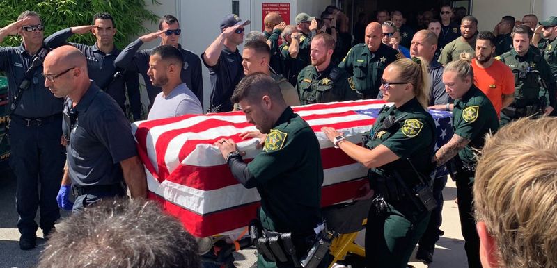 Colegas homenagearam policial morto em acidente em Deerfield Beach (Foto Cortesia - Broward Sheriff's Office)