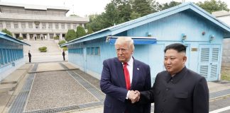 Trump e Kim Jong-un se encontram na zona desmilitarizada entre a Coreia do Norte e a Coreia do Sul neste domingo (30) — Foto REUTERS Kevin Lamarque