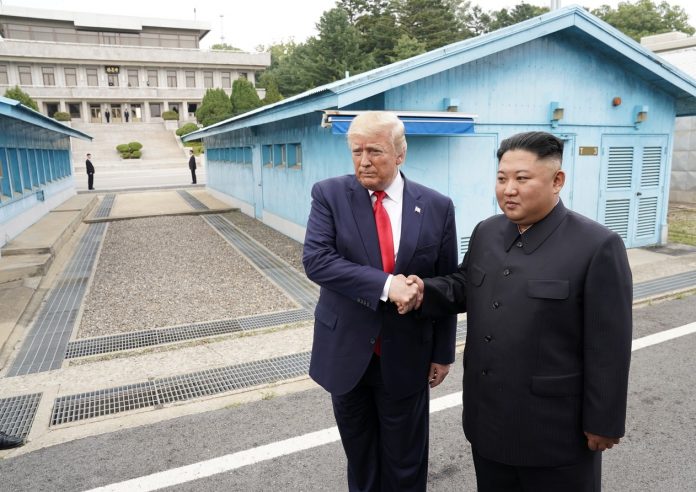 Trump e Kim Jong-un se encontram na zona desmilitarizada entre a Coreia do Norte e a Coreia do Sul neste domingo (30) — Foto REUTERS Kevin Lamarque