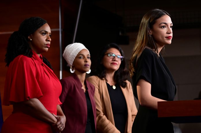 As democratas Ayanna Pressley, Ilhan Omar, Rashida Tlaib e Alexandria Ocasio-Cortez (Foto REUTERS - Erin Scott)