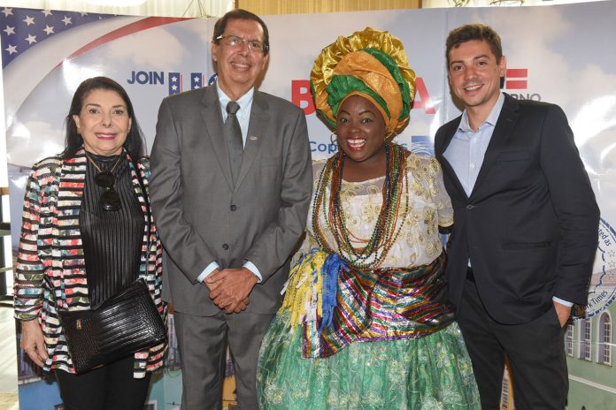 Regina Ahmed, da Bahiatursa, Benedito Braga, Subsecretario de Turismo da Bahia, Lucicleide Nascimento e Leandro Aragonez, organizador do evento (Foto: Ronira Fruhstuck) Regina Ahmed, da Bahiatursa, Benedito Braga, Subsecretario de Turismo da Bahia, Lucicleide Nascimento e Leandro Aragonez, organizador do evento (Foto: Ronira Fruhstuck)