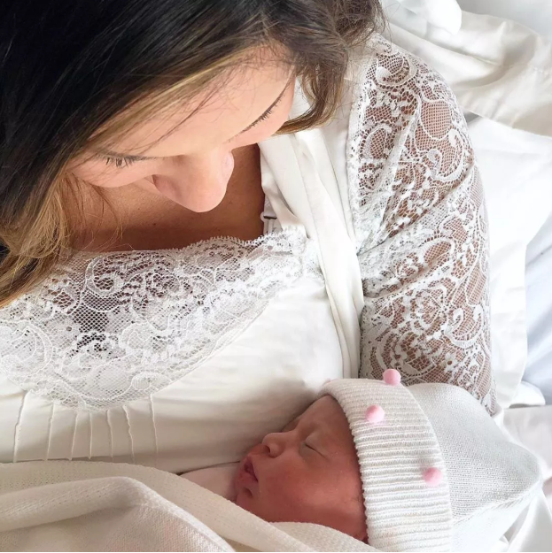 Claudia Leitte apresenta a filha Bela (Foto: Reprodução Instagram)