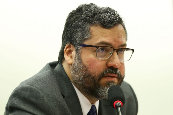 O ministro de Relações Exteriores, Ernesto Araújo, confirmou à Reuters que consulados estão emitindo certificados de cidadania para brasileiros em processo de remoção