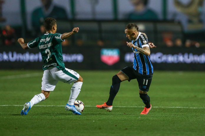 Everton fez um dos gols na vitória de 2 a 1 sobre o Palmeiras (Foto: Lucas Uebel/Grêmio FBPA)