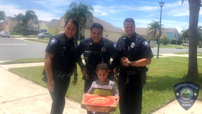 Garotinho feliz da vida com sua pizza (Foto: Sanford Police)