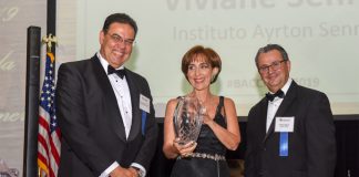 Embaixador João Mendes Pereira, Viviane Senna, homenageada da noite, e Cássio Segura, presidente da BACCF