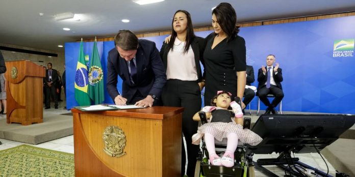 Bolsonaro assina medida que beneficia vítimas do zika vírus (Foto Agência Brasil)