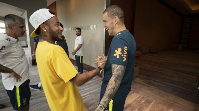 Neymar e Ederson se cumprimentam na concentração da Seleção Brasileira (Foto Lucas Figueiredo - CBF)