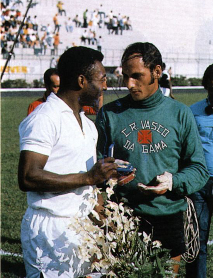 Pelé ao lado de Andrada, goleiro do Vasco da Gama que sofreu o milésimo gol de Pelé