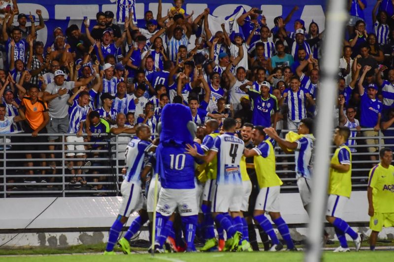 Jogadores do CSA festejam o gol de Apodi, o primeiro da partida. (Foto: Francisco Cedrim/RCortez/CSA)