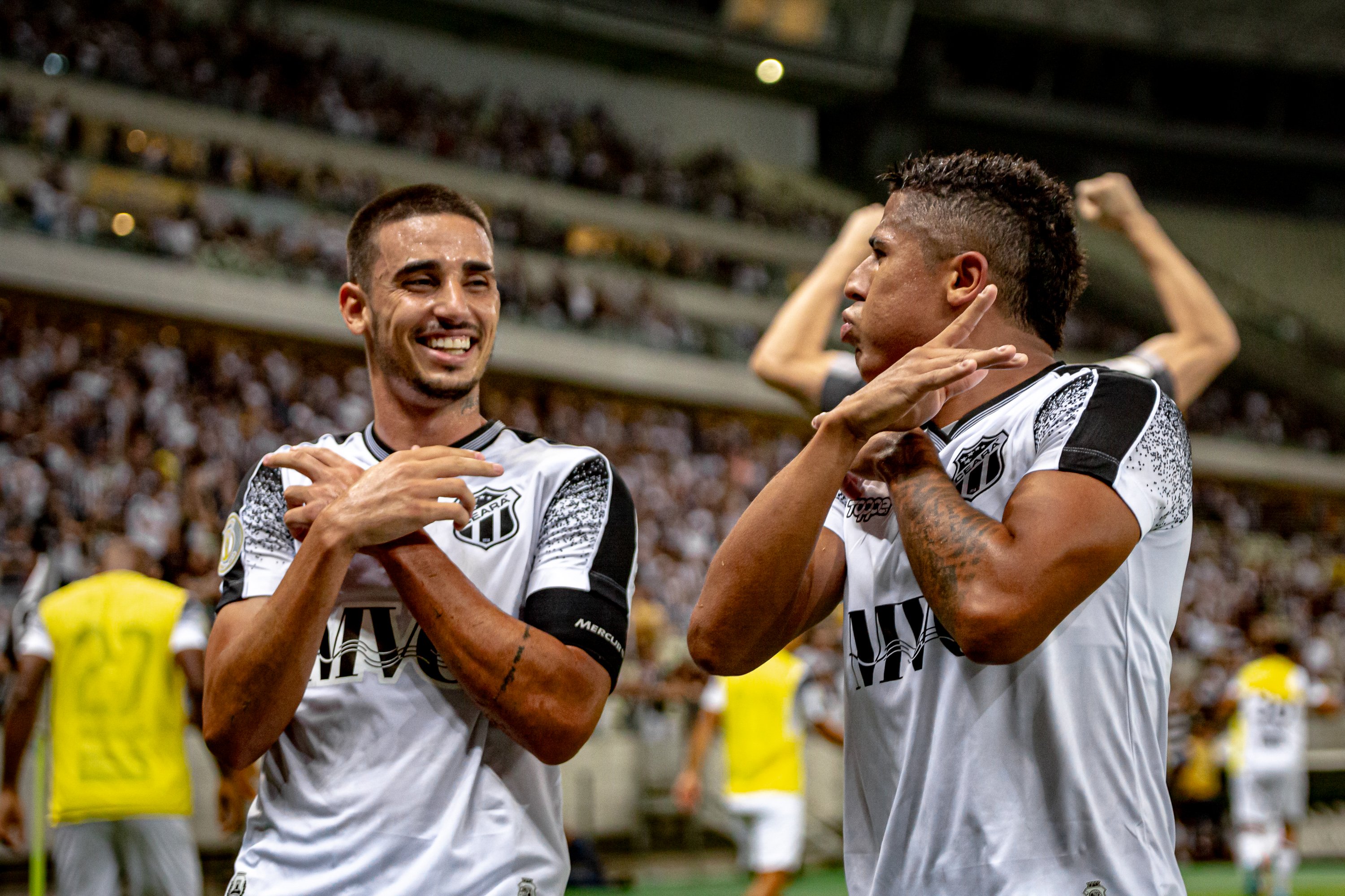Tiago Galhardo comemora o gol junto com Bergson, autor do primeiro tento do Ceará. (Foto: Stephan Eilert/cearasc.com)