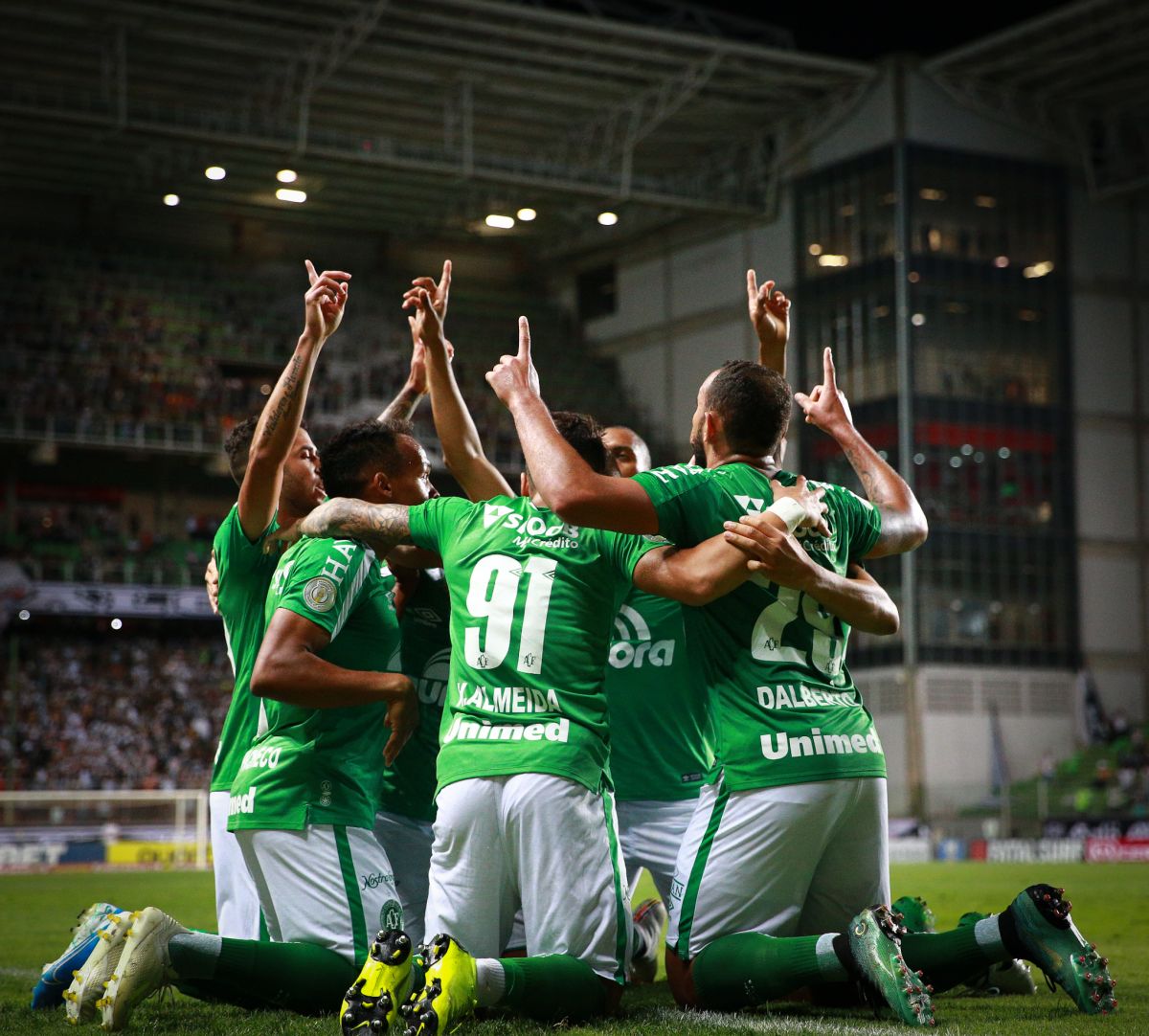 Atletas da Chapecoense comemoram o gol de Everaldo que selou a vitória sobre o Galo. (Foto: Marcio Cunha/ACF)