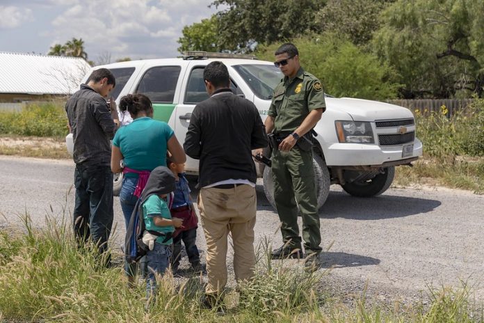 3 Adult and 3 Child Migrants surrender to U.S. Border Patrol Age Crianças e adultos apreendidos tentando atravessar a fronteira (Foto Mani Albrecht - U.S. Customs and Border Protection)