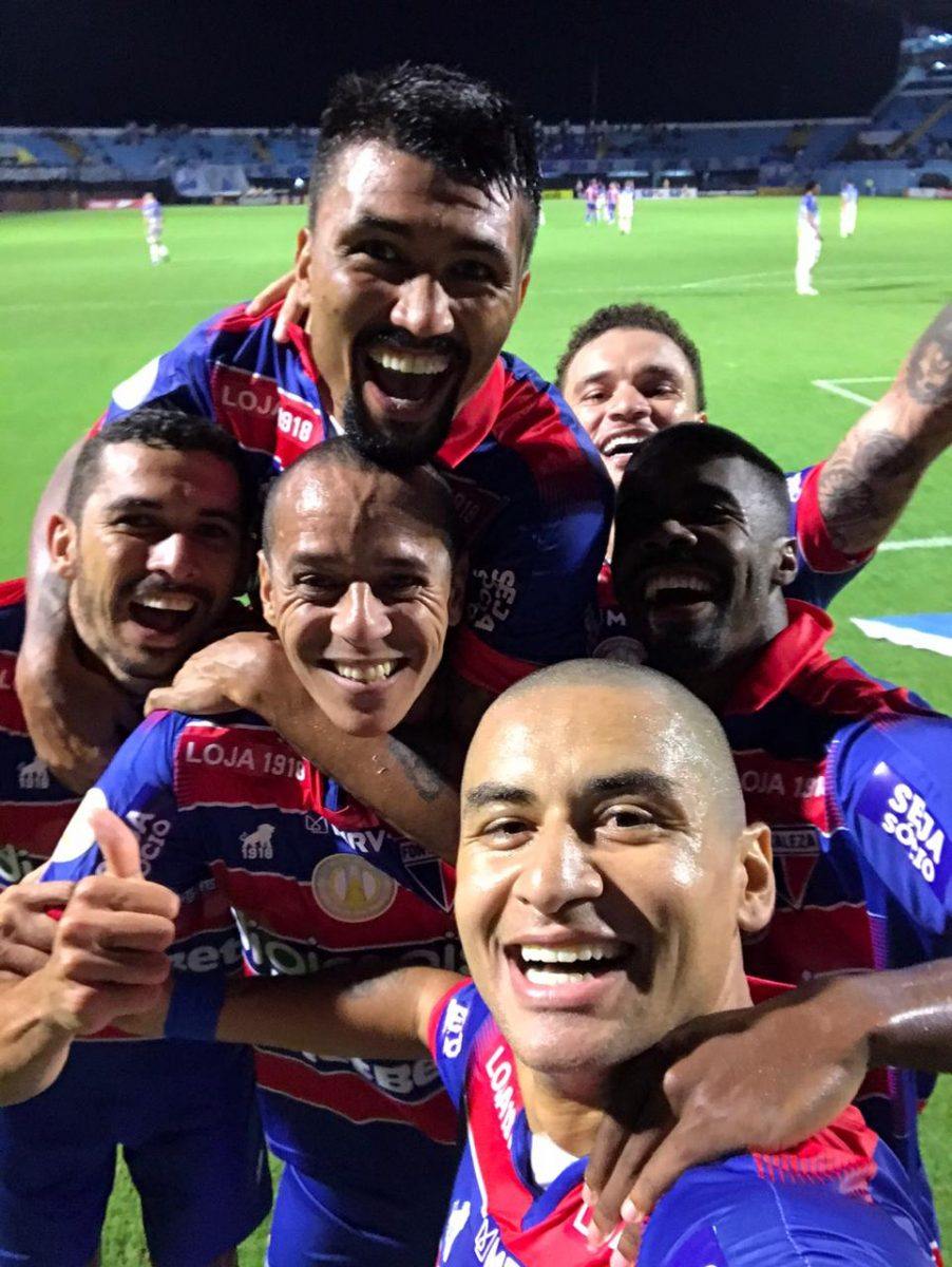 Jogadores do Fortaleza festejam o terceiro gol anotado por Wellington Paulista. (Foto: Bruno Oliveira/Fortaleza EC)