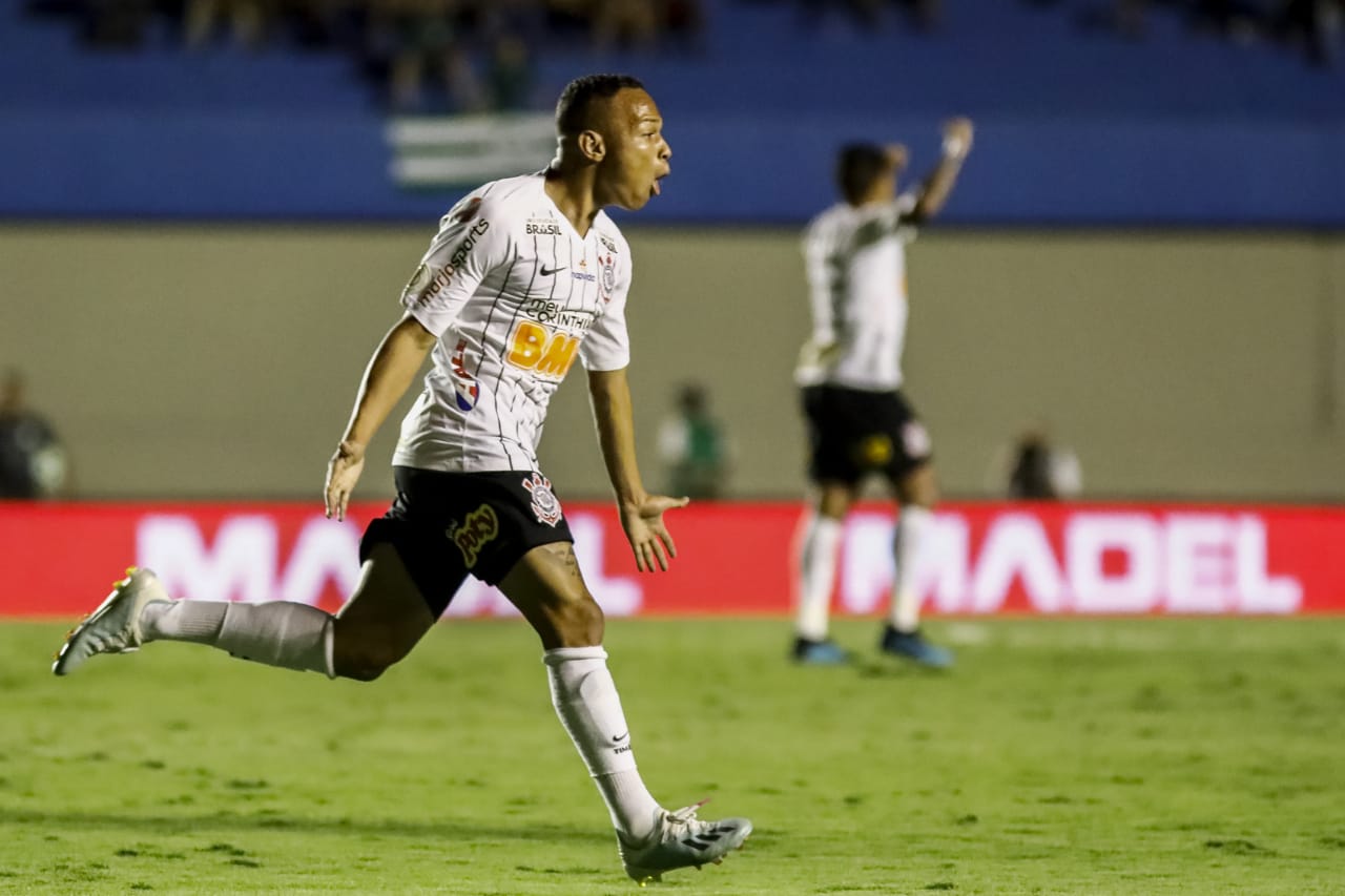 O jovem Janderson fez seu primeiro gol como profissional ao abrir o placar para o Corinthians em Goiânia (Foto: Rodrigo Gazzanel)