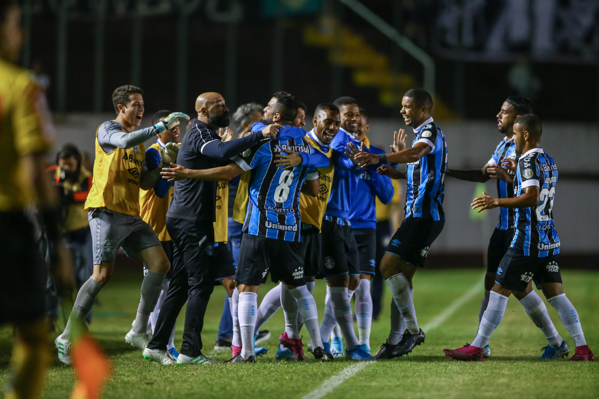 Maicon anotou o segundo gol de pênalti e recoloou o Grêmio na briga. (Foto: Lucas Uebel | Grêmio FBPA)