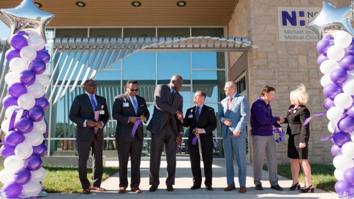 Michael Jordan inaugura clínica The Novant Health para a população de baixa renda (Foto divulgação The Novant Health)