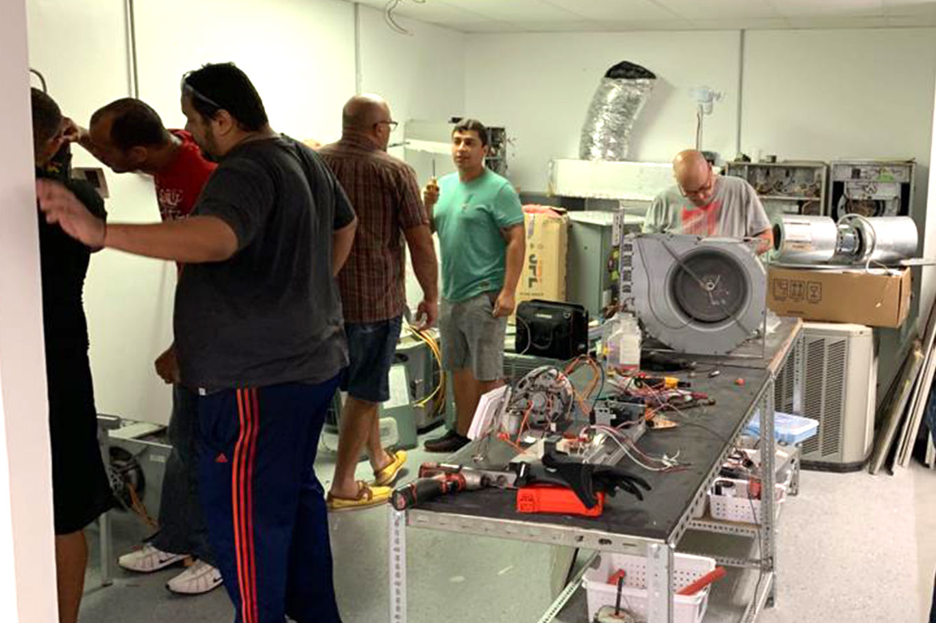 Estudantes com a mão na massa em classe da WCA