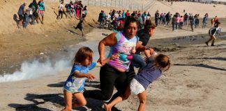 Patrulha da Fronteira usa gás lacrimogêneo na tentativa de evitar que imigrantes atravessem a fronteira (Foto: Democracy Now)