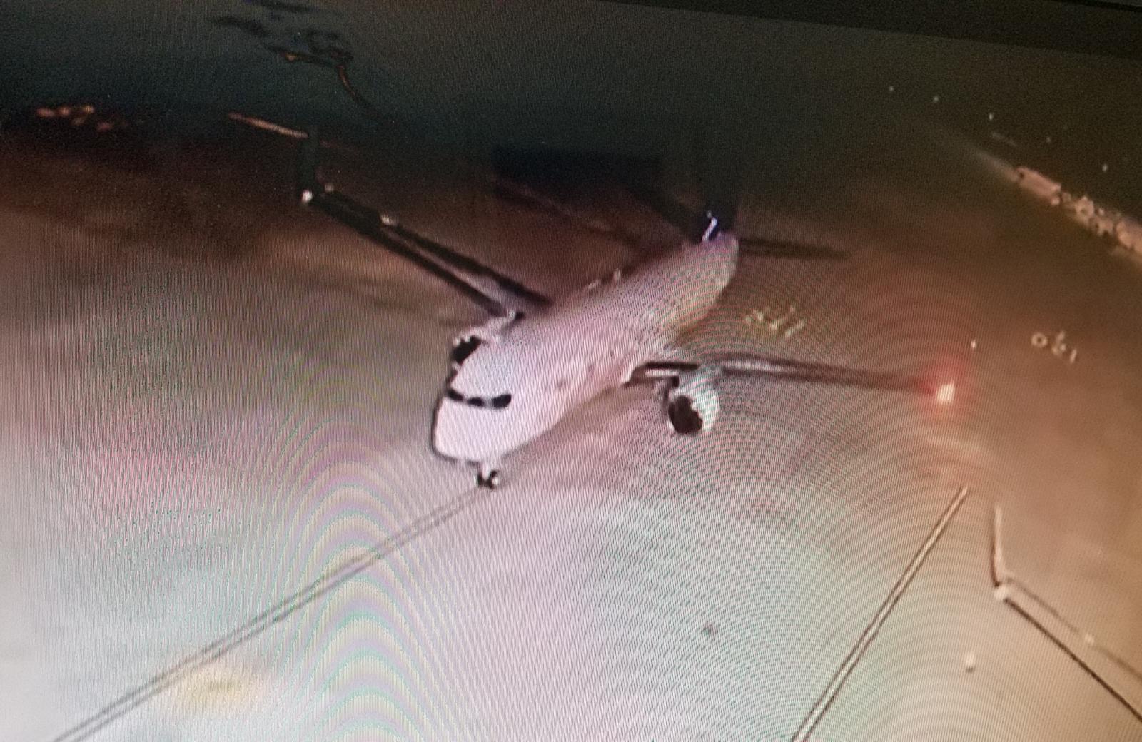 Avião com brasileiros deportados no pátio de Confins,(ReproduçãoTV/Globo)
