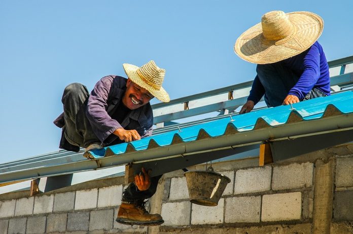 construction-workers Imigrantes que vivem em território americano estão se beneficiando da força da economia do país (Foto: Pixabay)