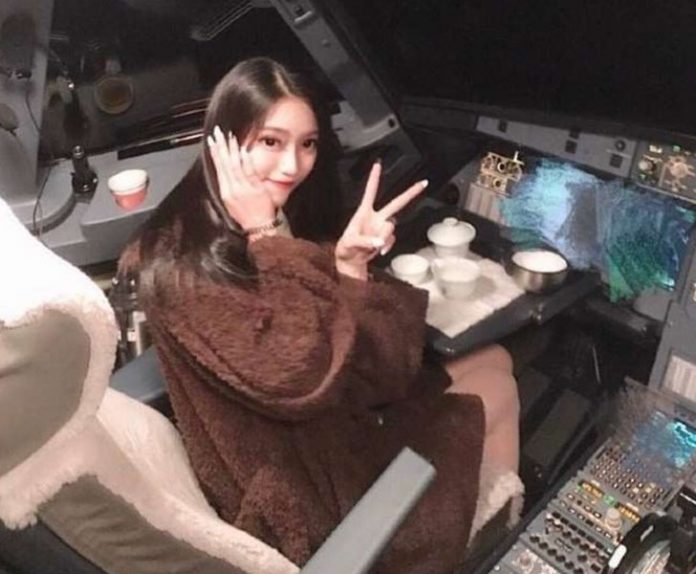 A jovem sentou-se no comando da aeronave para tomar seu chá (Foto: Reprodução Weibo)