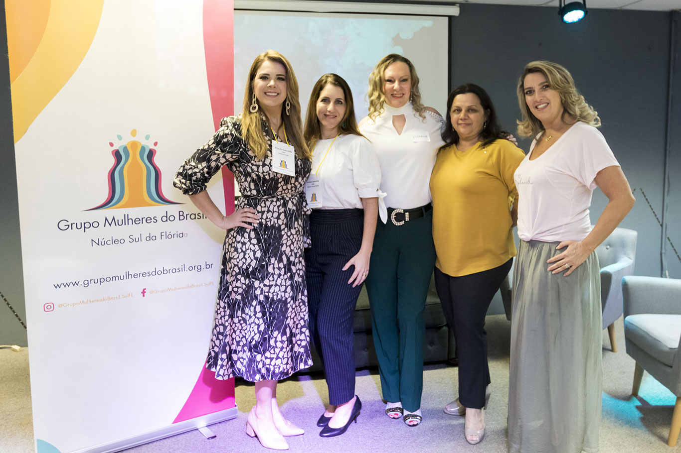 Esterliz Nunes (ao centro), do AcheiUSA, entre Priscila Cacicedo, Carolina Lautenberg, Solange Gomes e Paola Tucunduva, líderes do Grupo Mulheres do Brasil - Núcleo Sul da Fórida (Foto: Rodrigo Sempe)