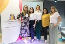 Esterliz Nunes (ao centro), do AcheiUSA, entre Priscila Cacicedo, Carolina Lautenberg, Solange Gomes e Paola Tucunduva, líderes do Grupo Mulheres do Brasil - Núcleo Sul da Fórida (Foto: Rodrigo Sempe)