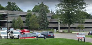 A sede da University de Farmington, no Michigan, não tinha sala de aula nem professores (Foto: Google Maps)