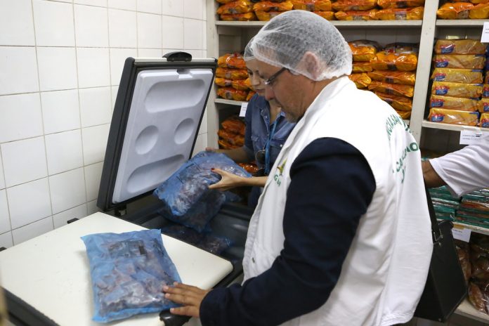Vigilância Sanitária inspeciona lotes de carne na rede pública de ensino do DF O veto ao produto brasileiro vem desde a época da Operação Carne Fraca, em 2017 (Foto: Dênio Simões/Agência Brasília)