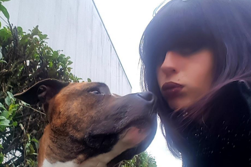 Elisa Pilarski tinha cinco animais de estimação, mas foi atacada por cães de caça em uma floresta perto de Paris (Foto: Facebook)