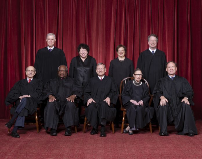 2018 Roberts Court Os nove jurados da Suprema Corte dos Estados Unidos. Da esquerda para a direita, sentados: Associate Justice Stephen G. Breyer, Associate Justice Clarence Thomas, Chief Justice John G. Roberts, Jr., Associate Justice Ruth Bader Ginsburg, Associate Justice Samuel A. Alito. Em pé, da esquerda para a direita: Associate Justice Neil M. Gorsuch, Associate Justice Sonia Sotomayor, Associate Justice Elena Kagan, Associate Justice Brett M. Kavanaugh (Foto: Fred Schilling/Supreme Court Curator's Office)
