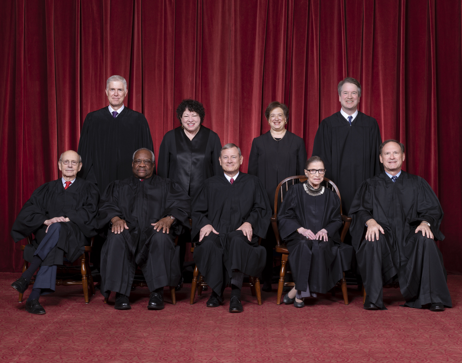 Os nove jurados da Suprema Corte dos Estados Unidos. Da esquerda para a direita, sentados: Associate Justice Stephen G. Breyer, Associate Justice Clarence Thomas, Chief Justice John G. Roberts, Jr., Associate Justice Ruth Bader Ginsburg, Associate Justice Samuel A. Alito. Em pé, da esquerda para a direita: Associate Justice Neil M. Gorsuch, Associate Justice Sonia Sotomayor, Associate Justice Elena Kagan, Associate Justice Brett M. Kavanaugh (Foto: Fred Schilling/Supreme Court Curator's Office)