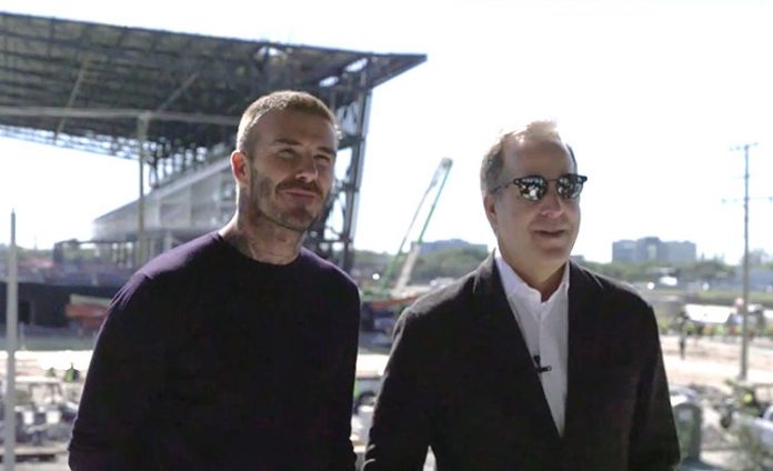 Beckham e seu sócio, Jorge Mas, visitaram as obras do estádio em Fort Lauderdale, onde o time vai jogar as partidas como mandante (Foto: Reprodução da TV – Inter Miami Communications)
