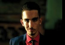 Na série, jovem brasileiro interpreta um milênio aficionado em mídias sociais (Foto: Divulgação)