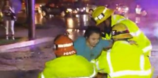 Stephanie, no momento em que foi resgatada pelos bombeiros (Foto: reprodução da TV - NBC News)