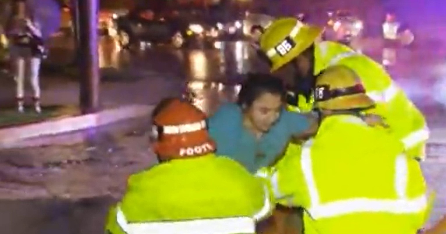 Stephanie, no momento em que foi resgatada pelos bombeiros (Foto: reprodução da TV - NBC News)