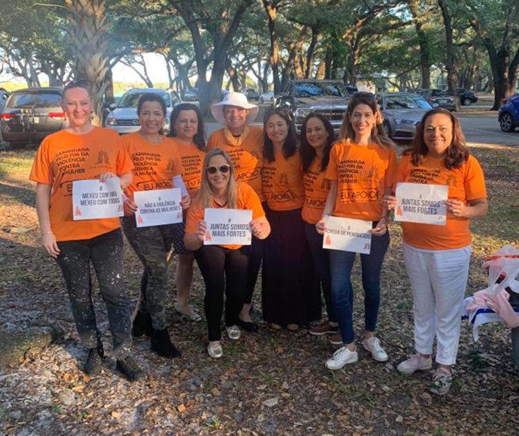 Voluntárias do Sul Florida em apoio ao fim da violência contra a mulher