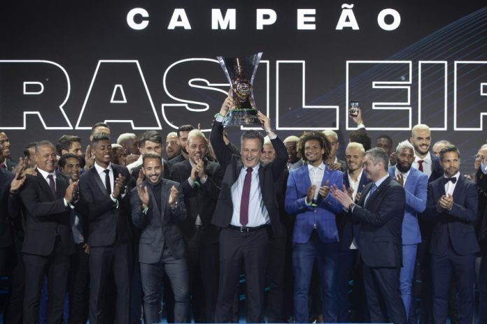 Trofeu CBF Rodolfo Landim, presidente do Flamengo, recebe o troféu de campeão nacional na festa da CBF (Foto: Lucas Figueiredo/CBF)