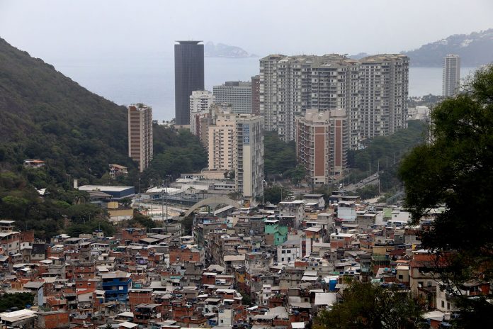 A favela da Rocinha ao lado de prédios de luxo é um dos retratos da desigualdade (Foto: Vladimir Platonow – Agência Brasil)