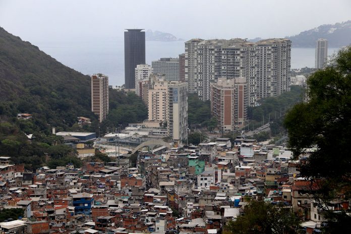 desigualdade-social A favela da Rocinha ao lado de prédios de luxo é um dos retratos da desigualdade (Foto: Vladimir Platonow – Agência Brasil)