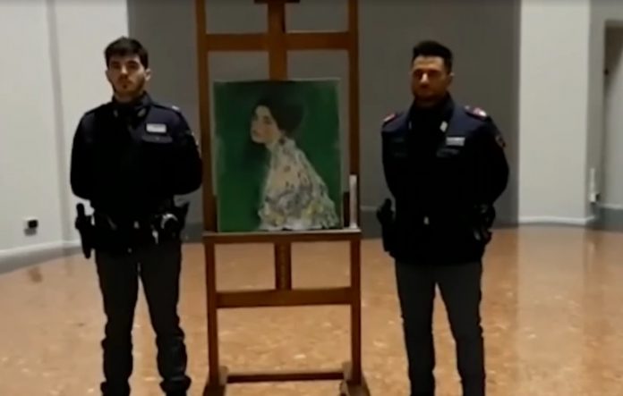 A obra de Klimt já está de volta à galeria, de onde foi tirada há 22 anos (Foto: Reprodução - TV Globo)