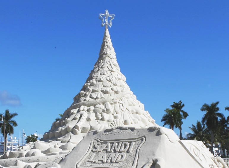 Árvore de Natal de 35 pés esculpida em 600 toneladas de areia (Foto: Divulgação)