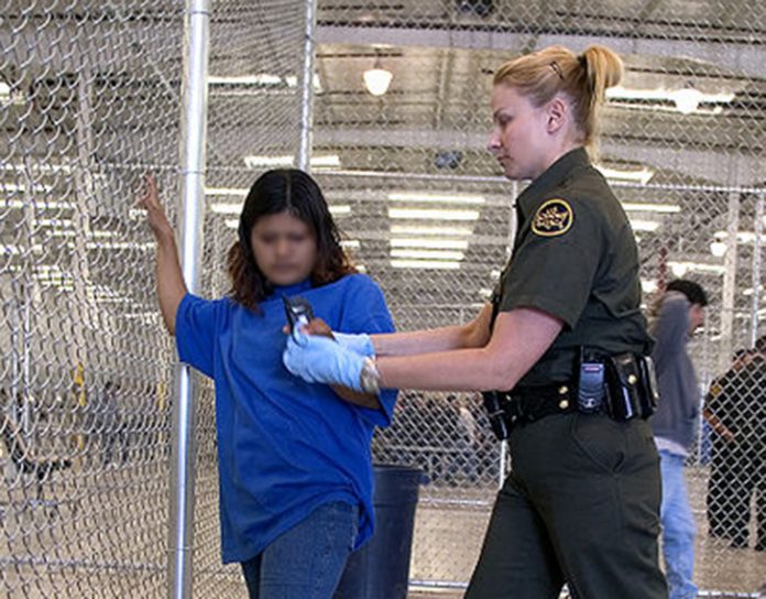 O aumento no número de crianças tentando entrar ilegalmente na América com suas famílias exige um cuidado maior das autoridades de imigração (Foto: Gerald Nino – USDHS)