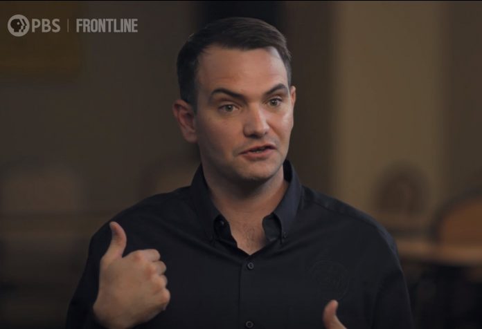 O agente Farris é contra a política do governo de separar as crianças de seus pais (Foto: Reprodução – PBS) O agente Farris é contra a política do governo de separar as crianças de seus pais (Foto: Reprodução – PBS)