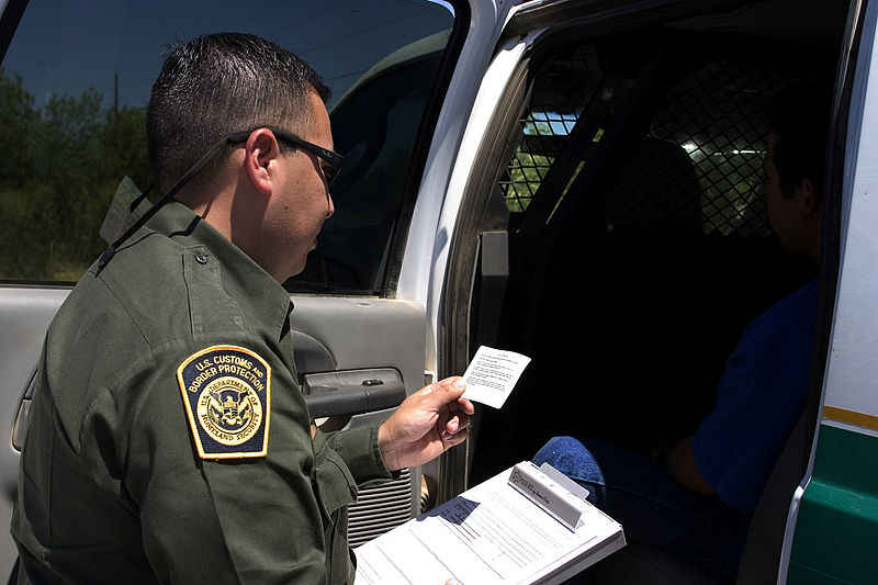 Os policiais da fronteira vão coletar o código genético dos detidos, mas a medida não agradou ativistas dos direitos dos imigrantes (Foto: Gerald Nino – DHS)