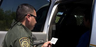 Os policiais da fronteira vão coletar o código genético dos detidos, mas a medida não agradou ativistas dos direitos dos imigrantes (Foto: Gerald Nino – DHS)