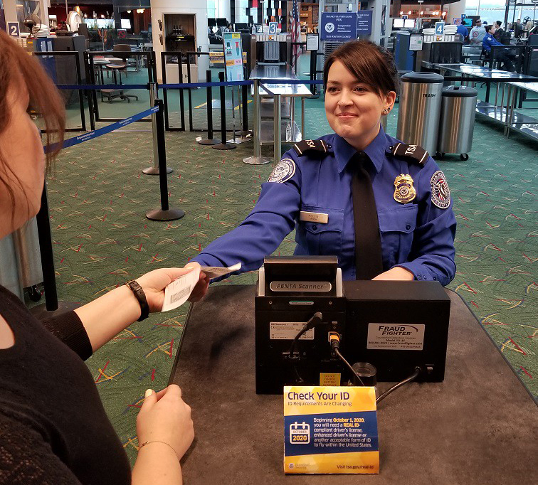 Funcionários da TSA nos aeroportos já estão orientando os passageiros sobre os novos procedimentos, que entram em vigor em outubro (Foto: Divulgação – TSA)