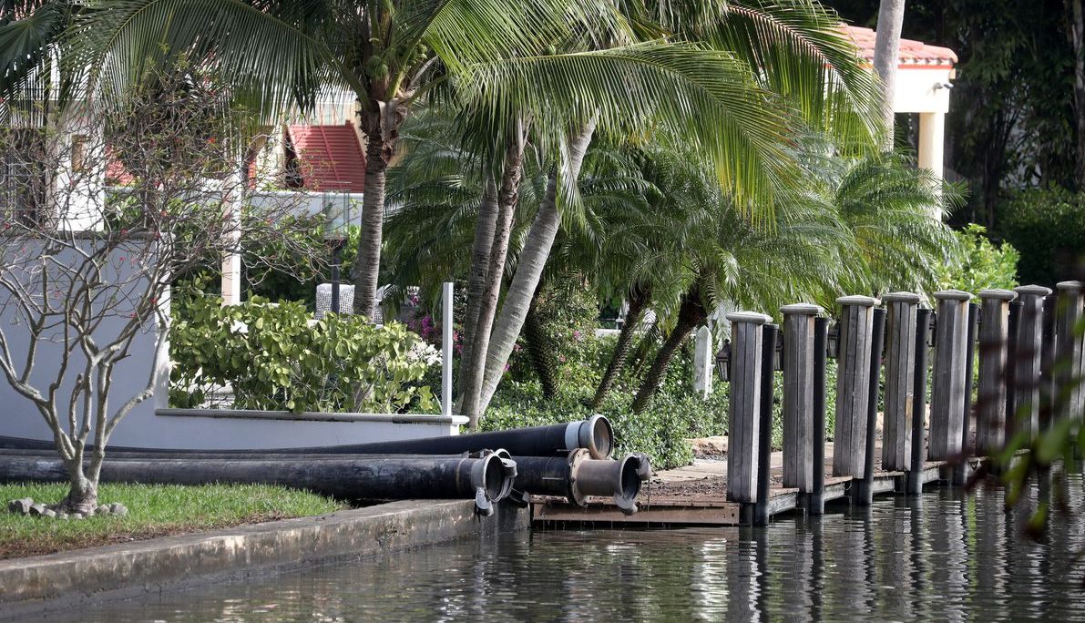 Vazamento de esgotos em áreas residenciais nobres mostram a necessidade de aumento de impostos para cuidar das áreas deterioradas (Foto: Divulgação – Broward County)